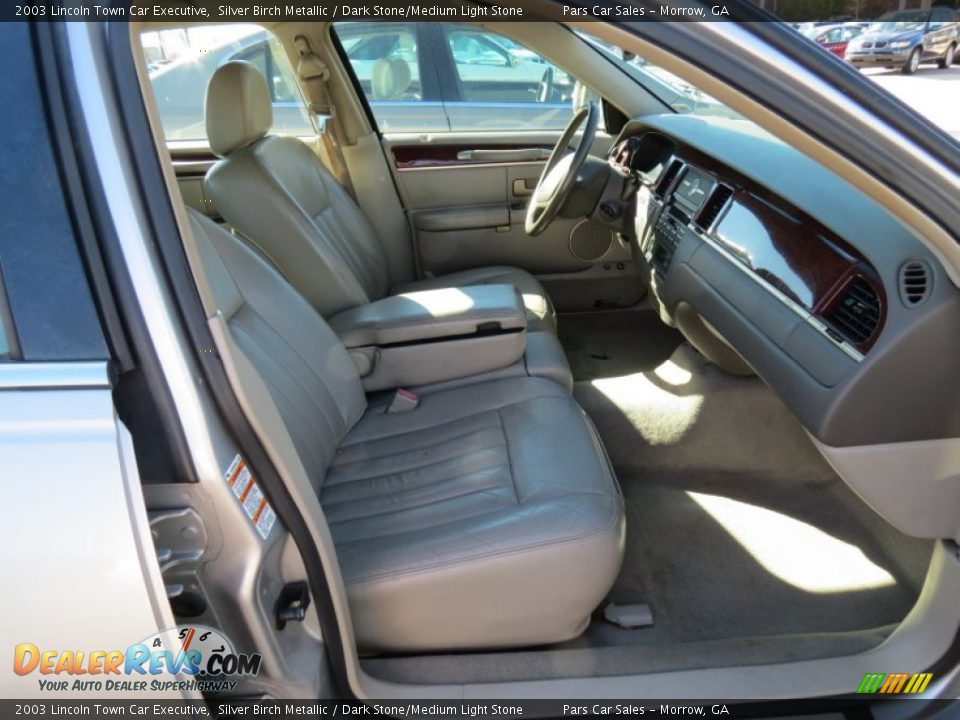 Front Seat of 2003 Lincoln Town Car Executive Photo #12