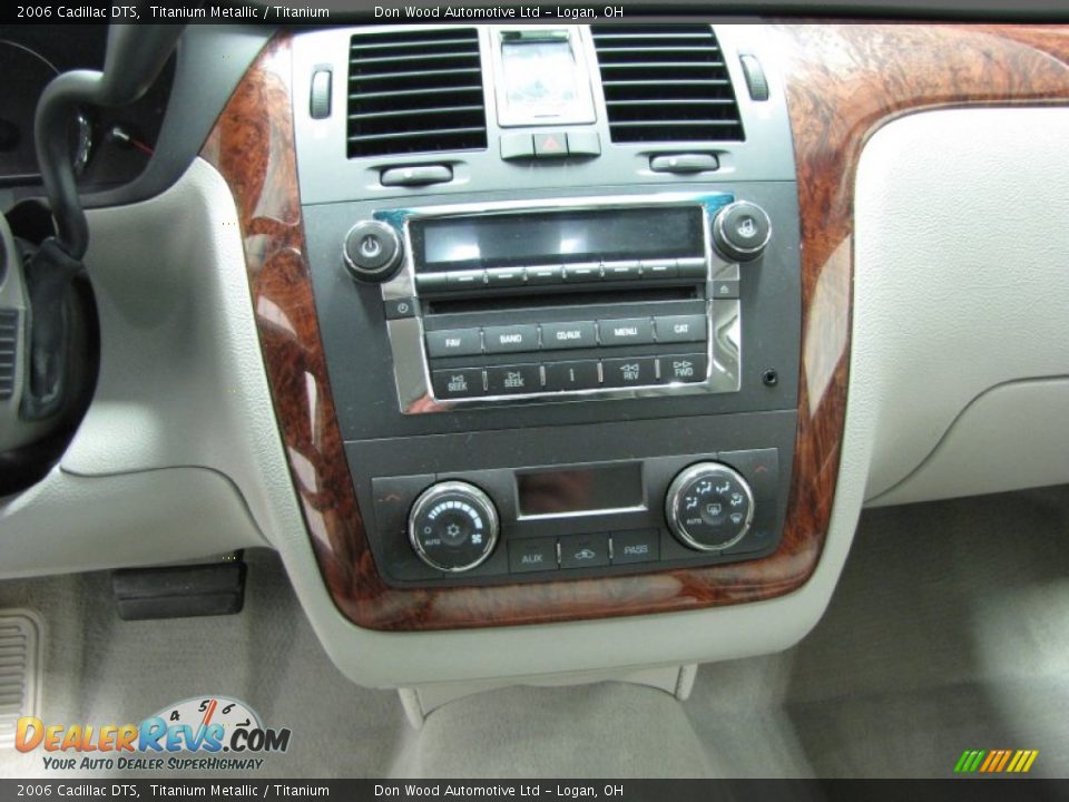 Controls of 2006 Cadillac DTS  Photo #21