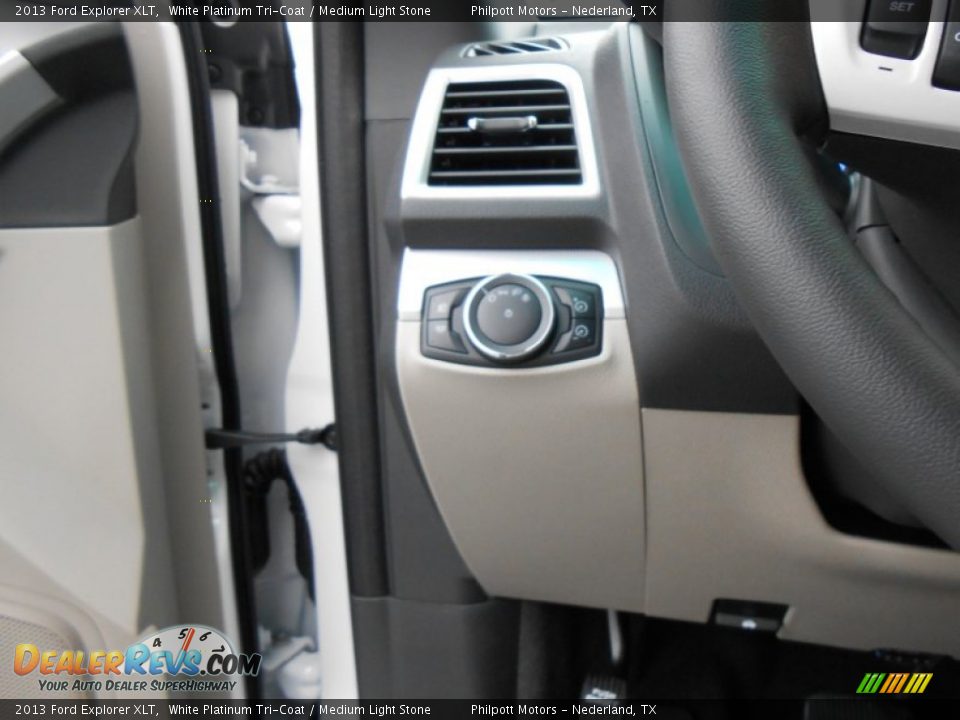 2013 Ford Explorer XLT White Platinum Tri-Coat / Medium Light Stone Photo #32