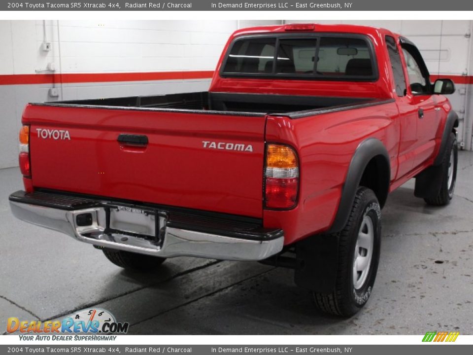2004 Toyota Tacoma SR5 Xtracab 4x4 Radiant Red / Charcoal Photo #18