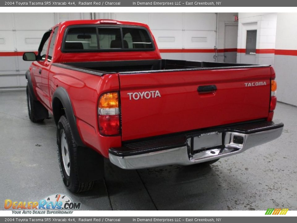 2004 Toyota Tacoma SR5 Xtracab 4x4 Radiant Red / Charcoal Photo #32