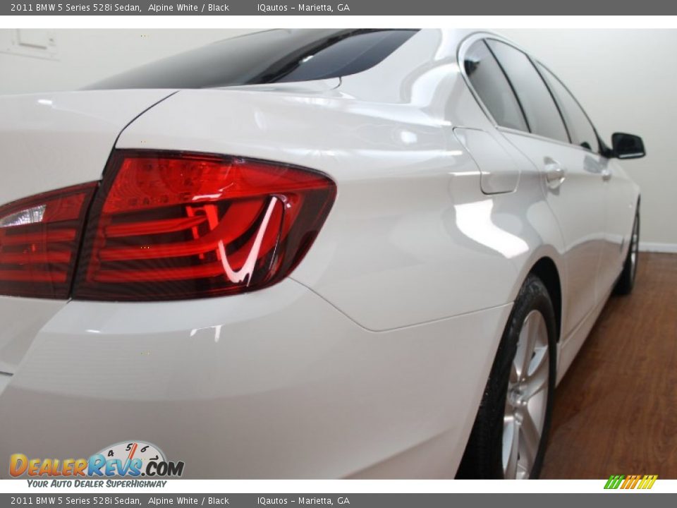 2011 BMW 5 Series 528i Sedan Alpine White / Black Photo #7