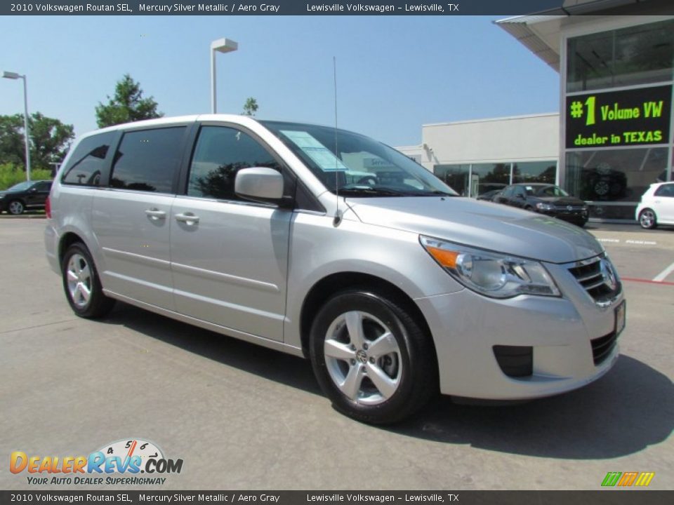 Front 3/4 View of 2010 Volkswagen Routan SEL Photo #7