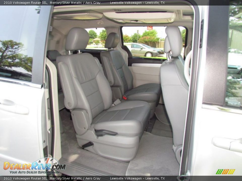 Rear Seat of 2010 Volkswagen Routan SEL Photo #11