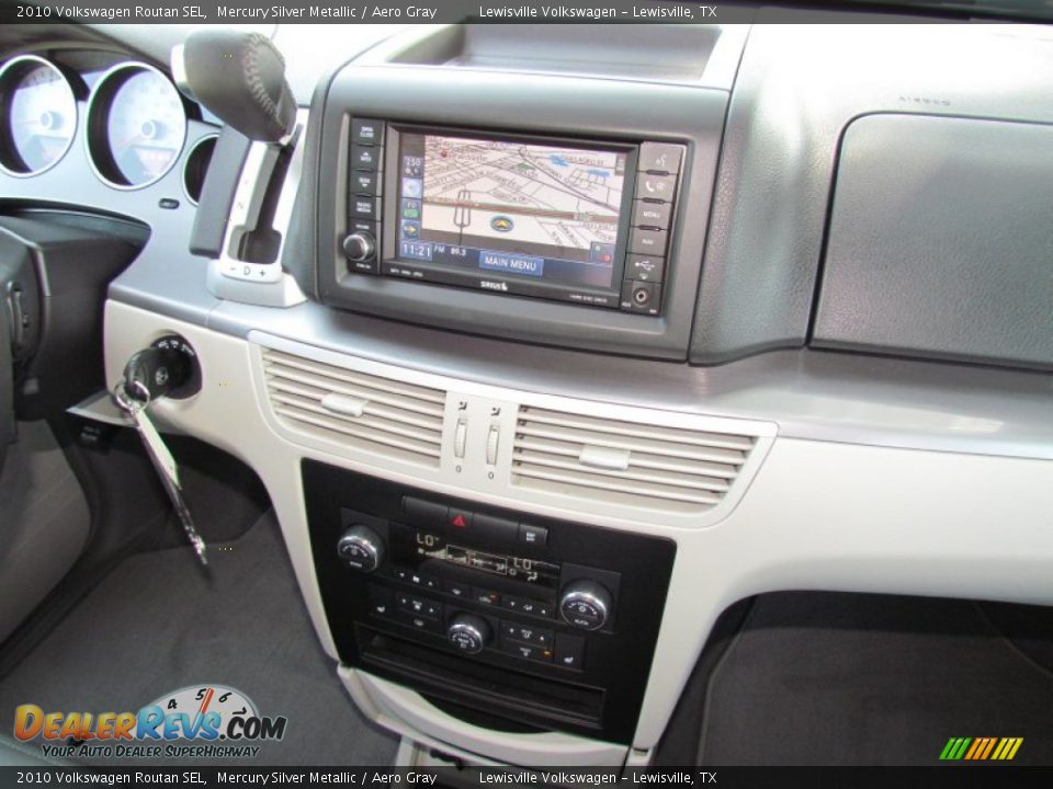 Navigation of 2010 Volkswagen Routan SEL Photo #16