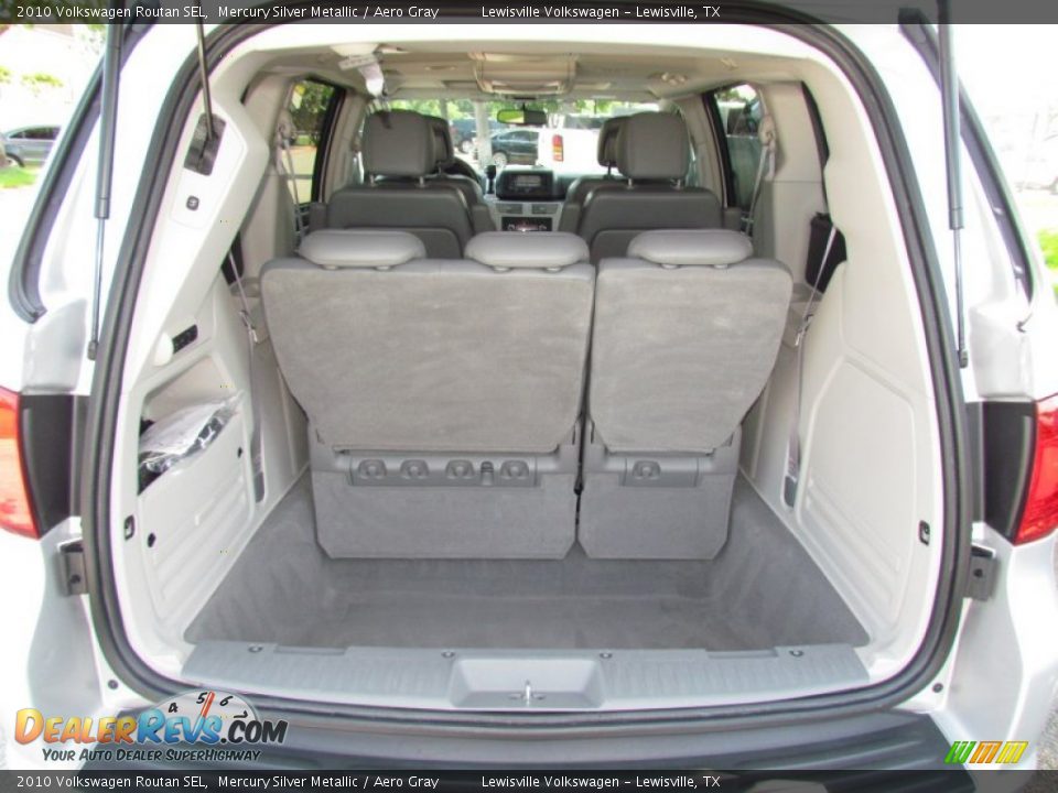 2010 Volkswagen Routan SEL Trunk Photo #20