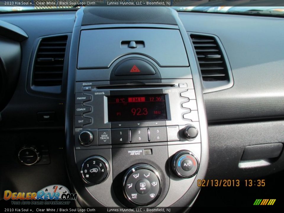 2010 Kia Soul + Clear White / Black Soul Logo Cloth Photo #9