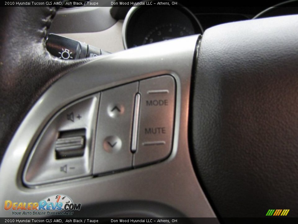 Controls of 2010 Hyundai Tucson GLS AWD Photo #16
