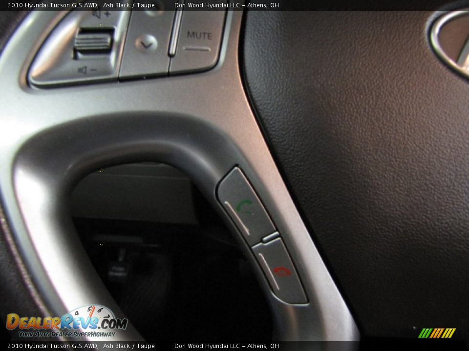 Controls of 2010 Hyundai Tucson GLS AWD Photo #18