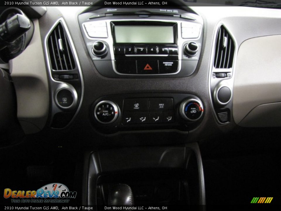 Controls of 2010 Hyundai Tucson GLS AWD Photo #21