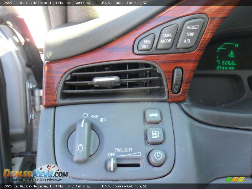 Controls of 2005 Cadillac DeVille Sedan Photo #27