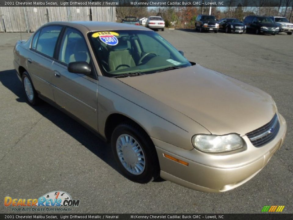 Front 3/4 View of 2001 Chevrolet Malibu Sedan Photo #2