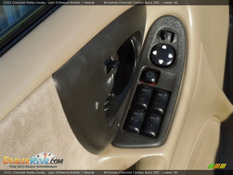 Controls of 2001 Chevrolet Malibu Sedan Photo #10