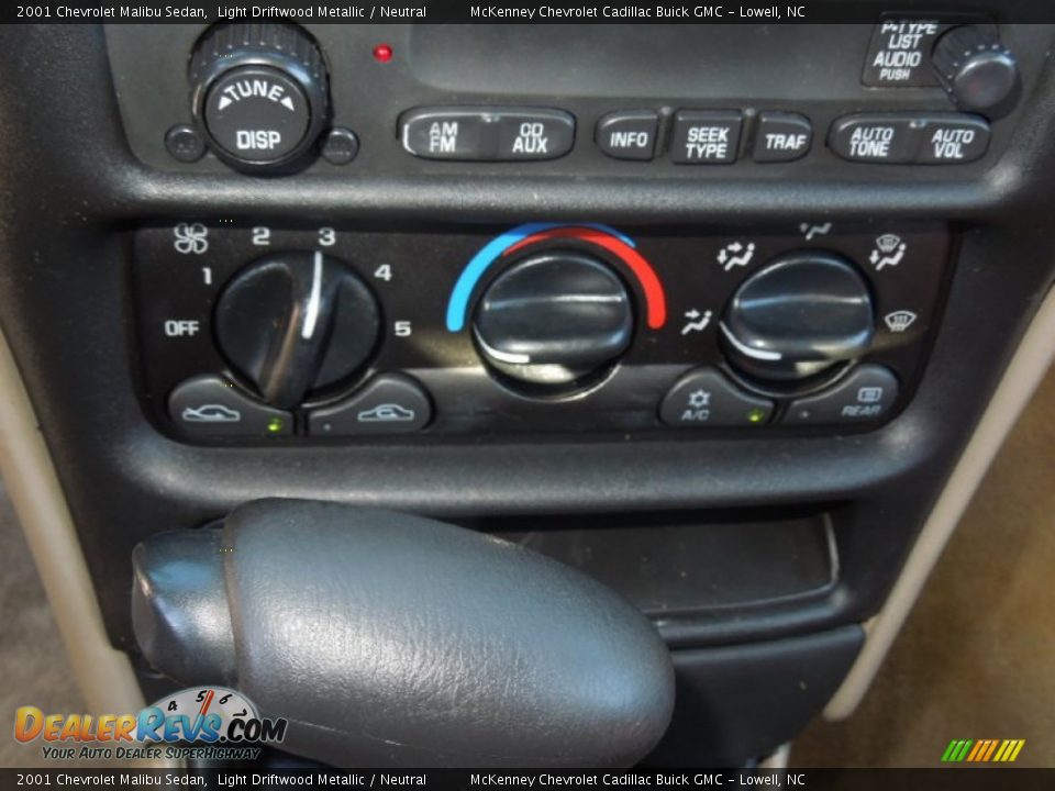 Controls of 2001 Chevrolet Malibu Sedan Photo #11