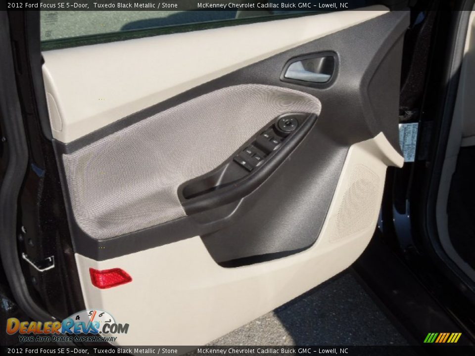 2012 Ford Focus SE 5-Door Tuxedo Black Metallic / Stone Photo #10