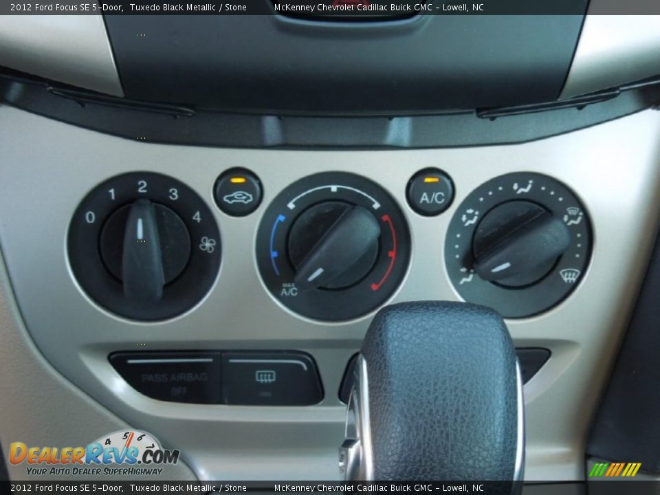 2012 Ford Focus SE 5-Door Tuxedo Black Metallic / Stone Photo #14