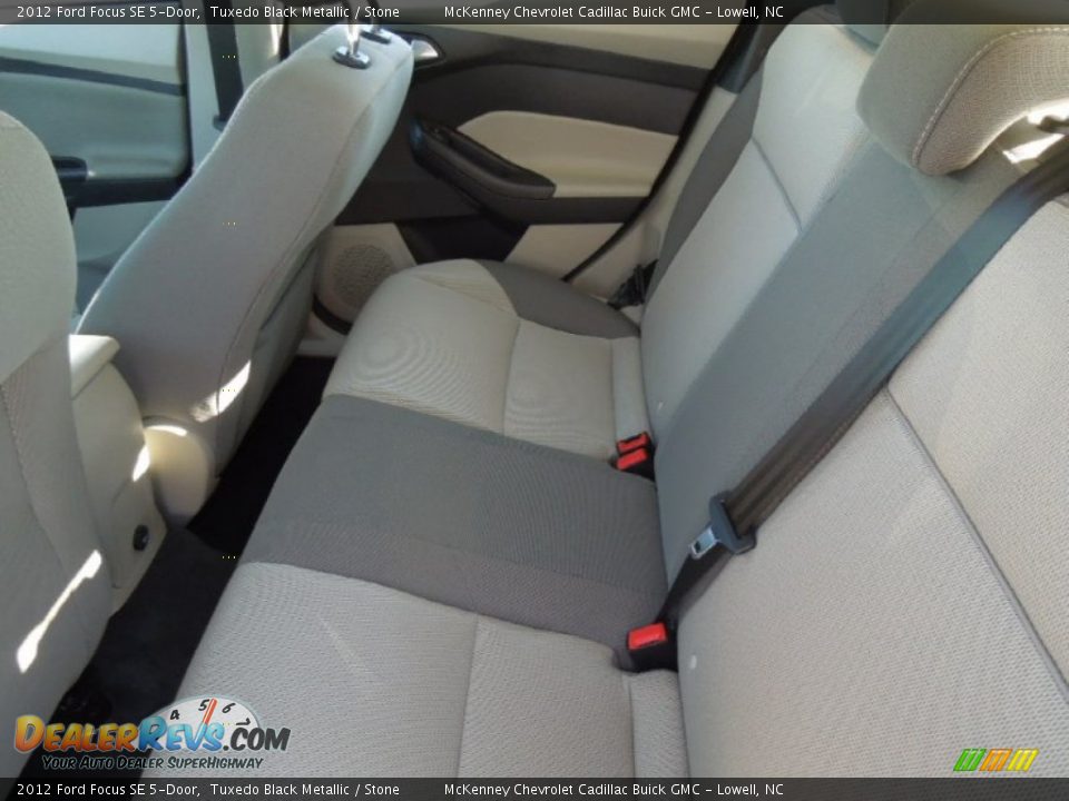 2012 Ford Focus SE 5-Door Tuxedo Black Metallic / Stone Photo #18