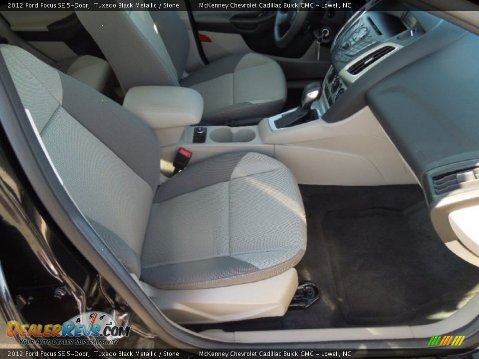 2012 Ford Focus SE 5-Door Tuxedo Black Metallic / Stone Photo #20