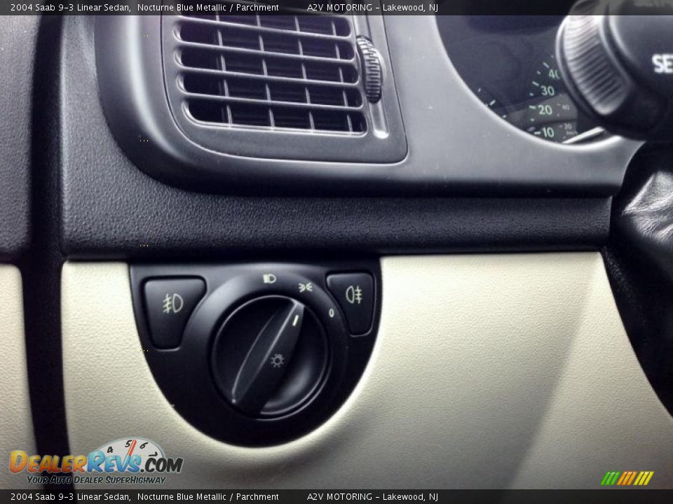 Controls of 2004 Saab 9-3 Linear Sedan Photo #21