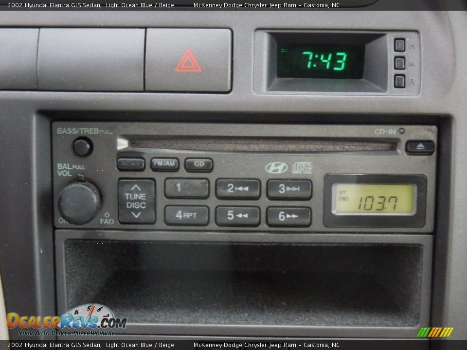 Audio System of 2002 Hyundai Elantra GLS Sedan Photo #14