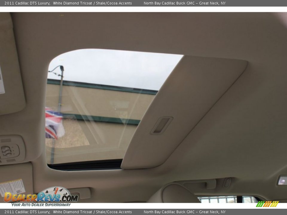 2011 Cadillac DTS Luxury White Diamond Tricoat / Shale/Cocoa Accents Photo #26