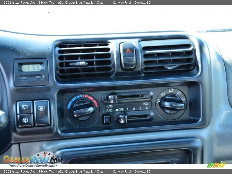 Controls of 2002 Isuzu Rodeo Sport S Hard Top 4WD Photo #21