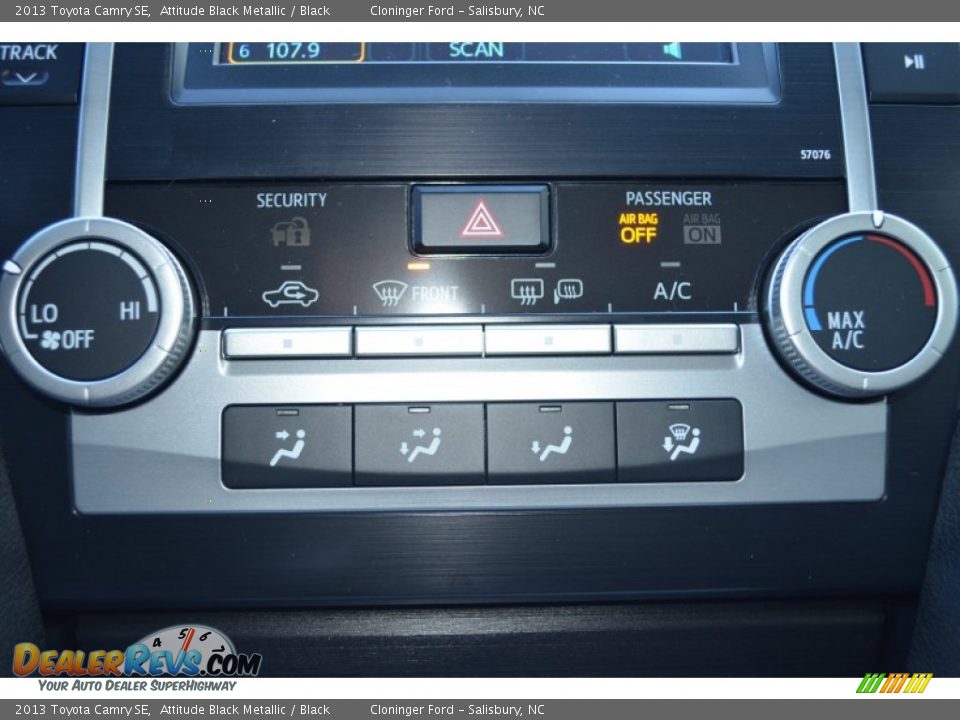 Controls of 2013 Toyota Camry SE Photo #30