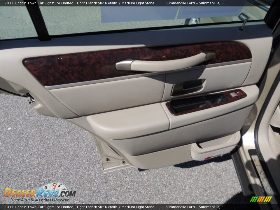 2011 Lincoln Town Car Signature Limited Light French Silk Metallic / Medium Light Stone Photo #8