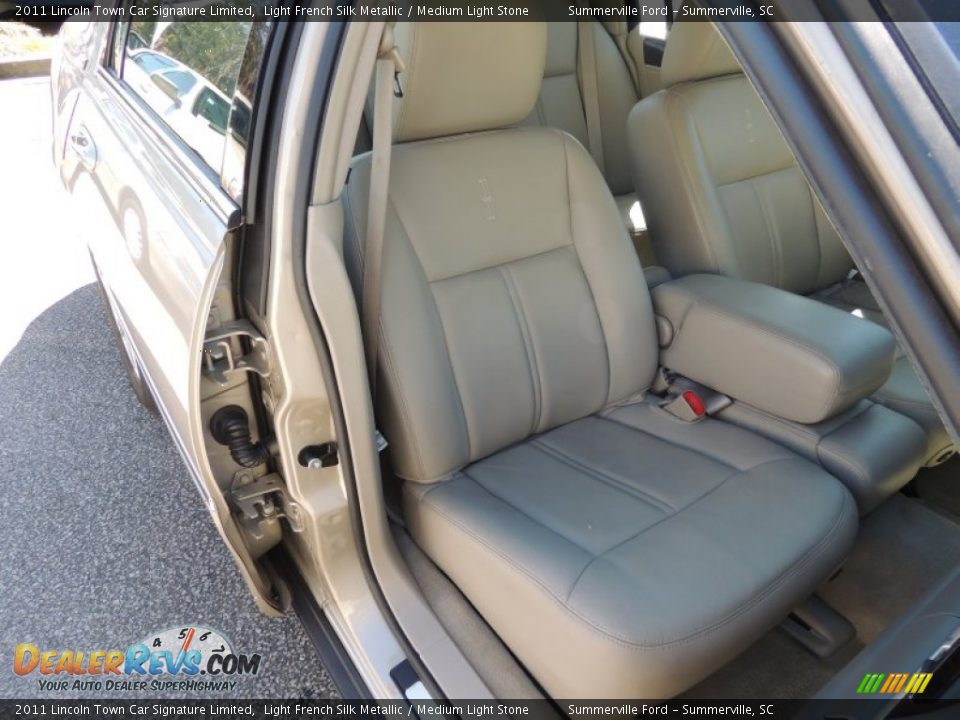 2011 Lincoln Town Car Signature Limited Light French Silk Metallic / Medium Light Stone Photo #9