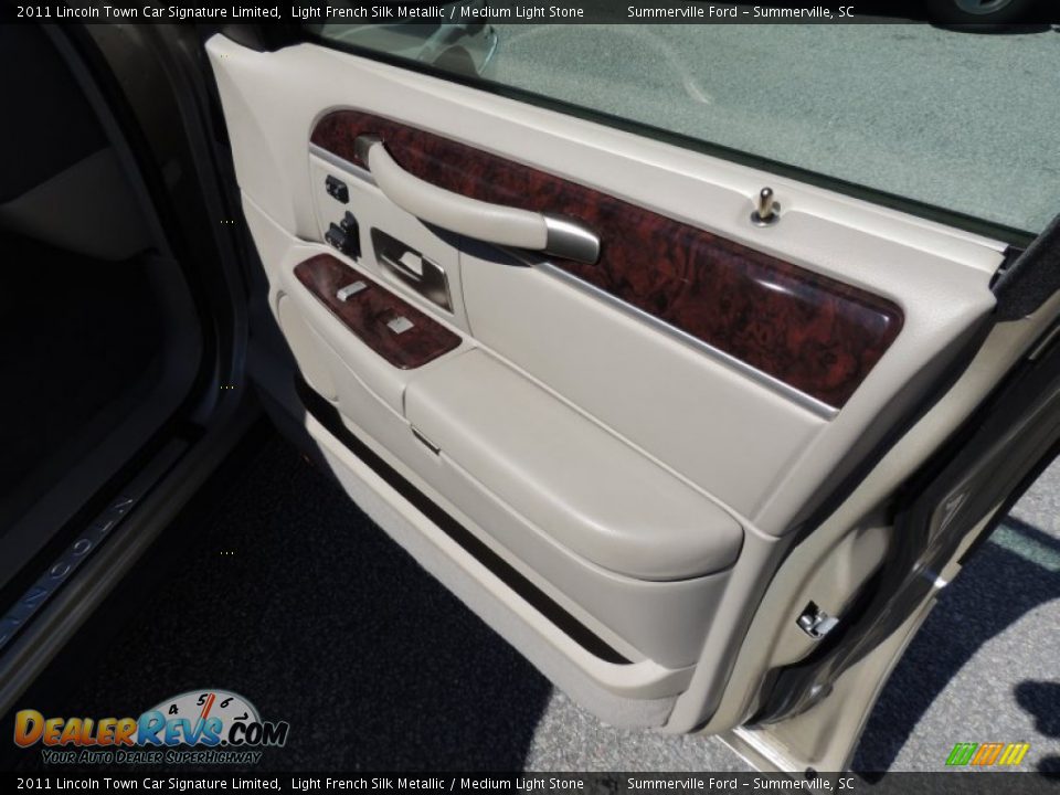 2011 Lincoln Town Car Signature Limited Light French Silk Metallic / Medium Light Stone Photo #10