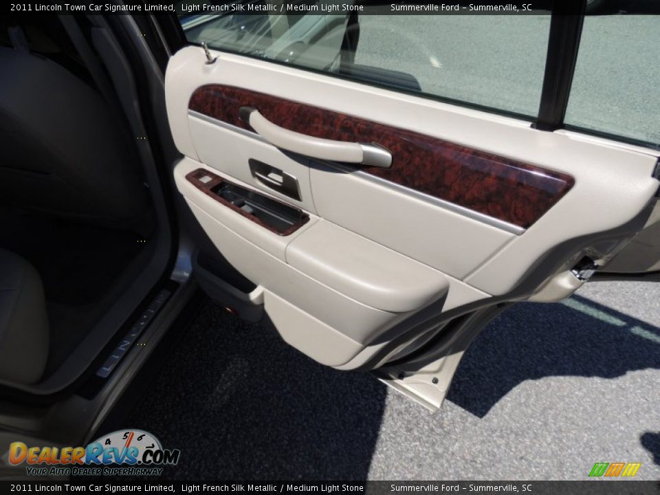 2011 Lincoln Town Car Signature Limited Light French Silk Metallic / Medium Light Stone Photo #12