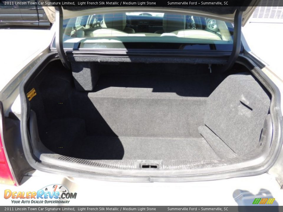 2011 Lincoln Town Car Signature Limited Light French Silk Metallic / Medium Light Stone Photo #15