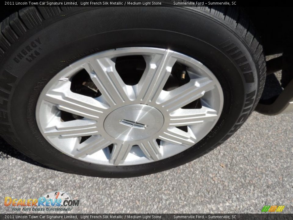 2011 Lincoln Town Car Signature Limited Light French Silk Metallic / Medium Light Stone Photo #17