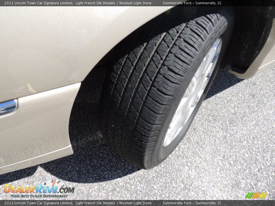 2011 Lincoln Town Car Signature Limited Light French Silk Metallic / Medium Light Stone Photo #18
