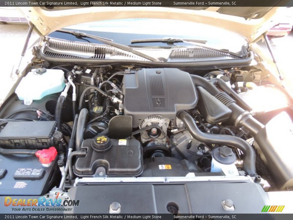 2011 Lincoln Town Car Signature Limited Light French Silk Metallic / Medium Light Stone Photo #19