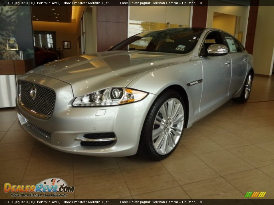 Front 3/4 View of 2013 Jaguar XJ XJL Portfolio AWD Photo #5