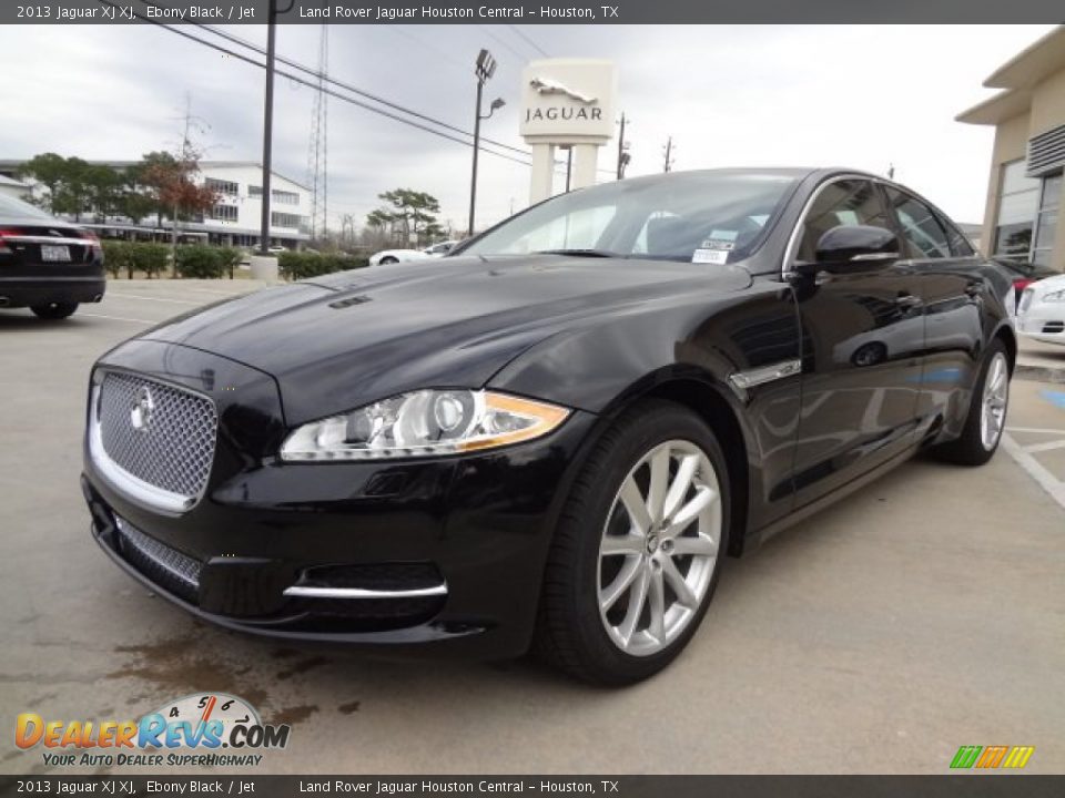 Front 3/4 View of 2013 Jaguar XJ XJ Photo #5