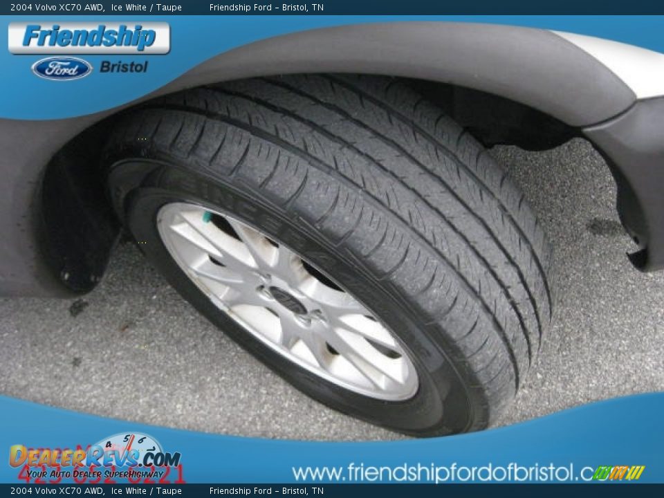 2004 Volvo XC70 AWD Ice White / Taupe Photo #11