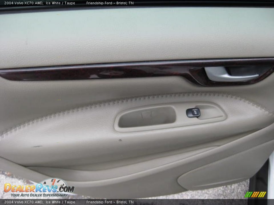 2004 Volvo XC70 AWD Ice White / Taupe Photo #17