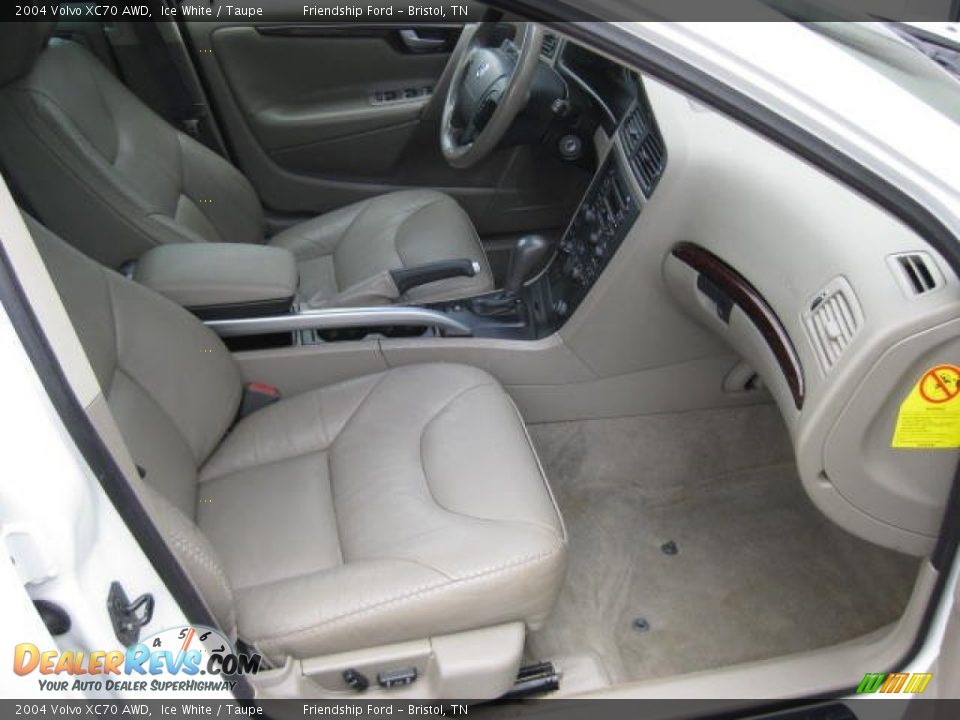 2004 Volvo XC70 AWD Ice White / Taupe Photo #18