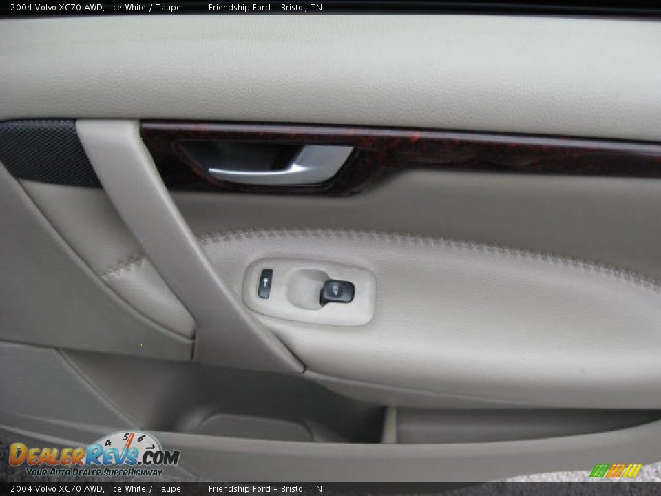 2004 Volvo XC70 AWD Ice White / Taupe Photo #20