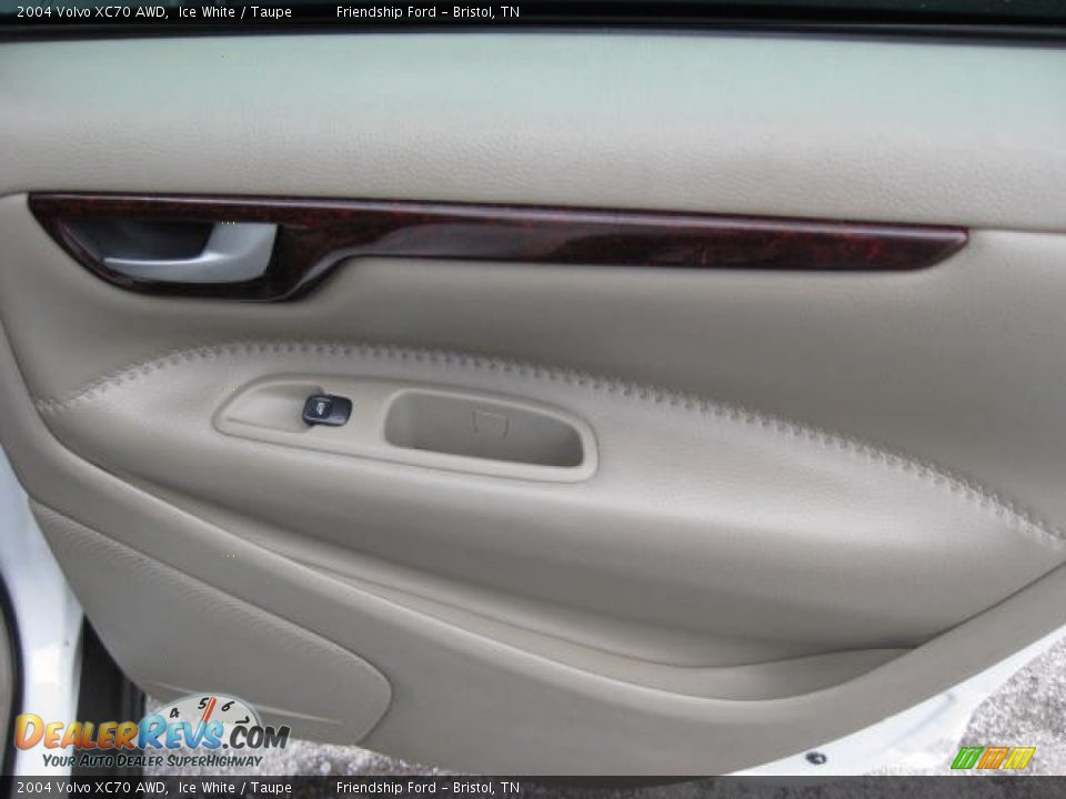 2004 Volvo XC70 AWD Ice White / Taupe Photo #23