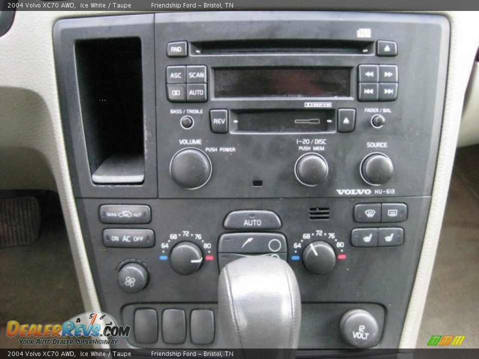 2004 Volvo XC70 AWD Ice White / Taupe Photo #25