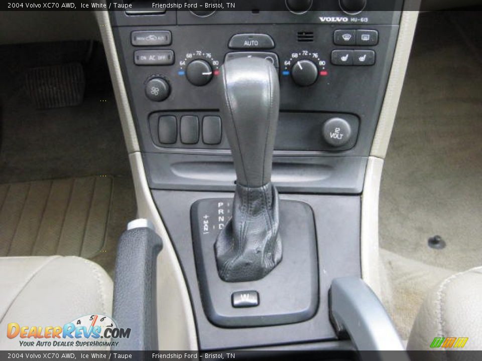 2004 Volvo XC70 AWD Ice White / Taupe Photo #26