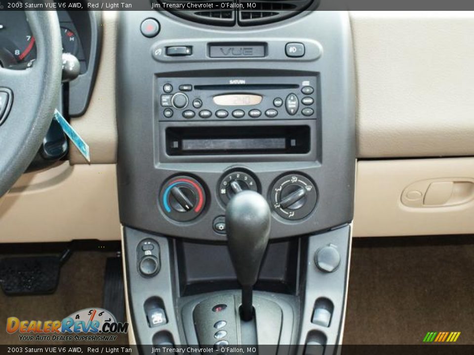 Controls of 2003 Saturn VUE V6 AWD Photo #12