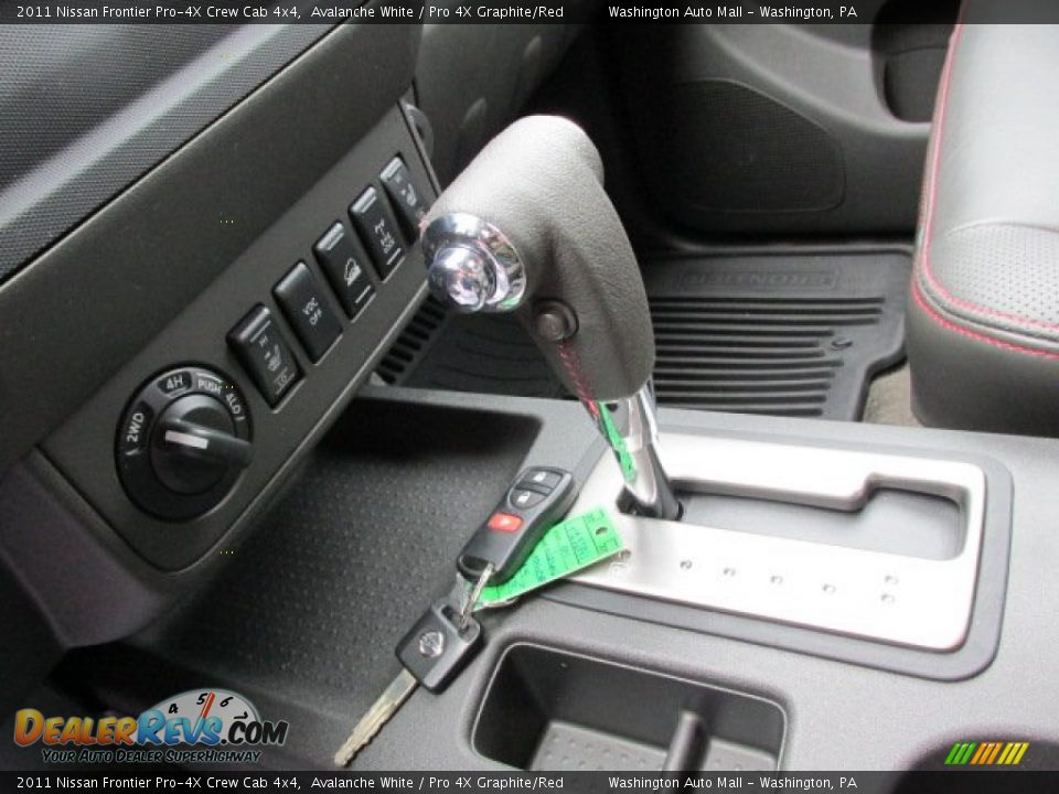 2011 Nissan Frontier Pro-4X Crew Cab 4x4 Avalanche White / Pro 4X Graphite/Red Photo #17