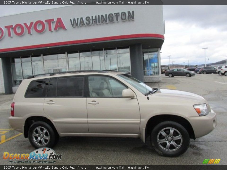2005 Toyota Highlander V6 4WD Sonora Gold Pearl / Ivory Photo #2
