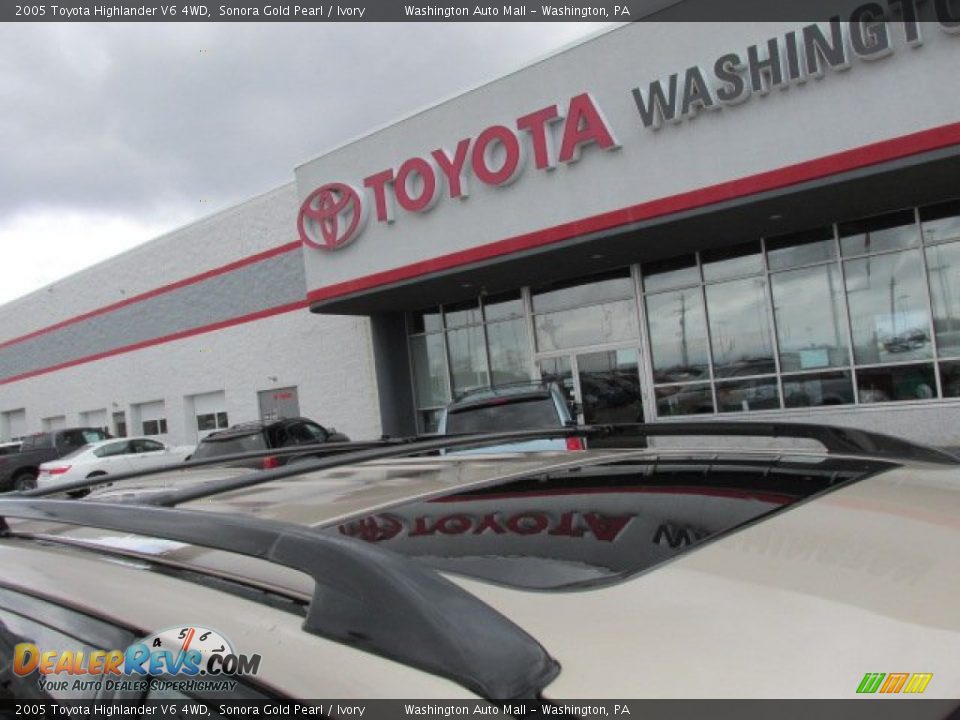 2005 Toyota Highlander V6 4WD Sonora Gold Pearl / Ivory Photo #3