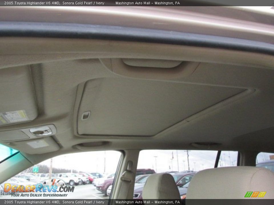 2005 Toyota Highlander V6 4WD Sonora Gold Pearl / Ivory Photo #12