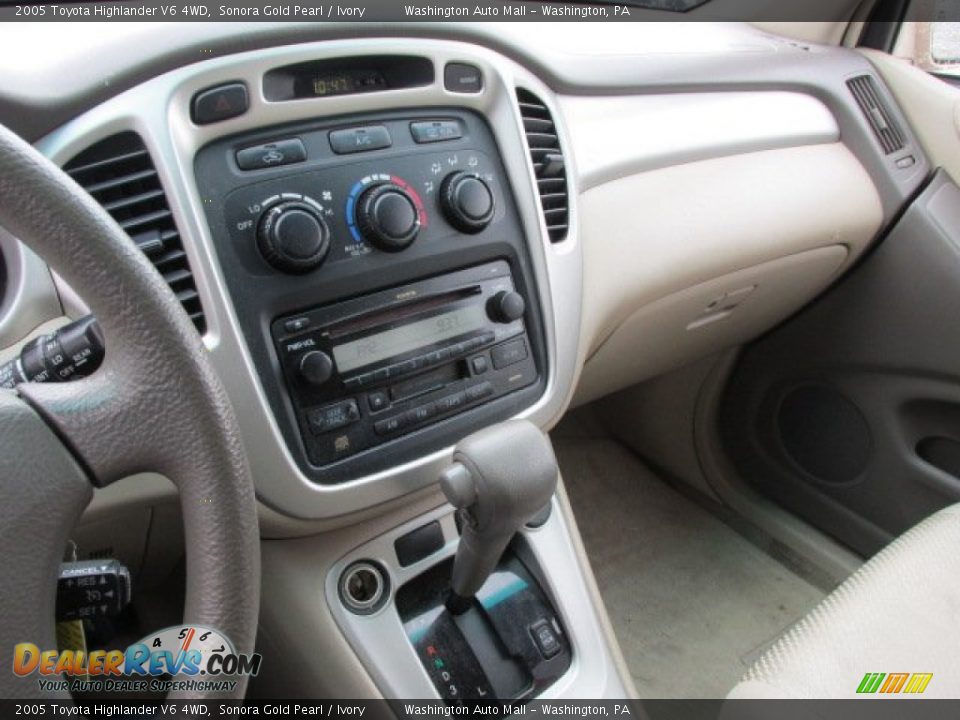 Controls of 2005 Toyota Highlander V6 4WD Photo #14